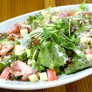 今や居酒屋の定番サラダになったシーザーサラダ、当店では5種類の野菜とベーコンを合わせました。