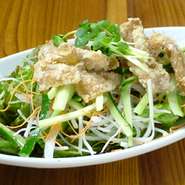 豚バラ肉を柔らかくボイルし、さっぱり仕上げました。他に鶏皮のパリパリサラダ・トマトサラダもあります。