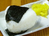 鮭・梅・明太子　よりお選びいただけます、おかかを混ぜた焼きおにぎりもあります。