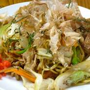 せいろ蒸し麺使用当店名物郡上焼きそば 他に「焼きうどん」もあります。