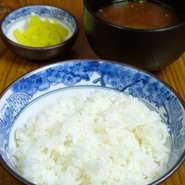 岐阜県産の「こしひかり」を使用、味噌汁・お漬物と合わせた「ライスセット」・味噌汁（単品）もあります。