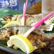 岐阜の夏に代表される「鮎の塩焼き」等　生の旬魚を丁寧に焼き上げます。
「今月のおすすめ」に表記