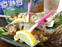 岐阜の夏に代表される「鮎の塩焼き」等　生の旬魚を丁寧に焼き上げます。
「今月のおすすめ」に表記