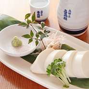飛騨清見村の幻の絹ごし豆腐、添えてお持ちする藻塩でお召し上がり下さい、素材の味が一層引き立ちます。