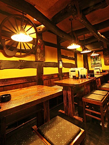 少人数から大人数まで可能な店内