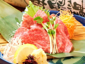 当店人気の鍋料理はもちろん、飛騨牛のお刺身等郷土料理も充実、飲み放題は150分（LO120分）です。