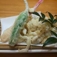 桜海老のかき揚げ・岐阜からし豆腐・枝豆のバター?油炒め・生もずく・明方ハムの野菜サラダ・じゃが芋とブロッコリーの明太マヨネーズ焼き・あん肝ポン酢