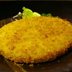 【旬鮮酒房 楽】の看板メニュー！自慢の大判コロッケ