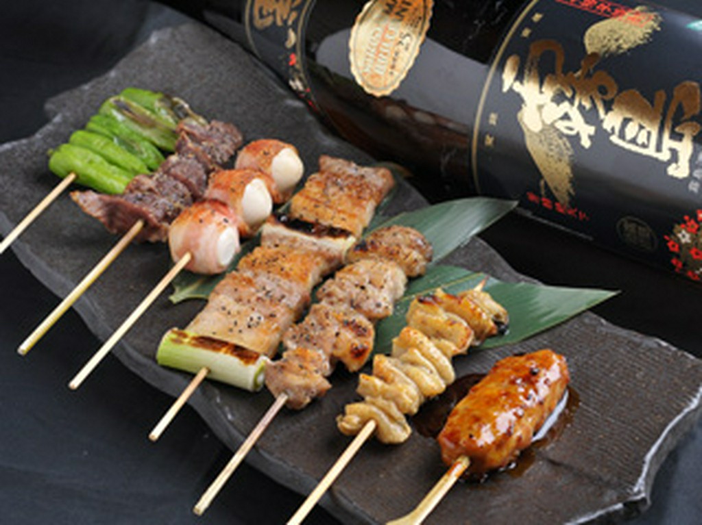 人気の串焼きメニュー。1本1本丁寧に手作業で串刺ししています