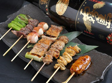 人気の串焼きメニュー。1本1本丁寧に手作業で串刺ししています