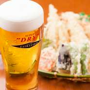 おいしい肴には、冷えたビールが相性抜群。氷点下のスーパードライ「エクストラ　コールド」を飲めるのは、知多市内でも数えるほど。クリーミーな泡立ちとすっきりとした喉越しが人気です。