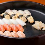 握り寿司をはじめとしたコース料理には、追加料金で飲み放題を付けることも。350大皿・懐石料理の限定コースの注文で、「ヒトサラ限定」、90分の飲み放題のところ、120分まで延長サービス。ぜひ、利用してください。