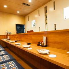 カウンター席にアットホームな雰囲気、気軽に訪れたいお店です