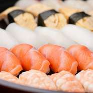 コース料理では、いずれも握り寿司を召し上がってもらえます。その日、おすすめの魚介から5貫。専門の寿司職人たちの技を楽しんでください。