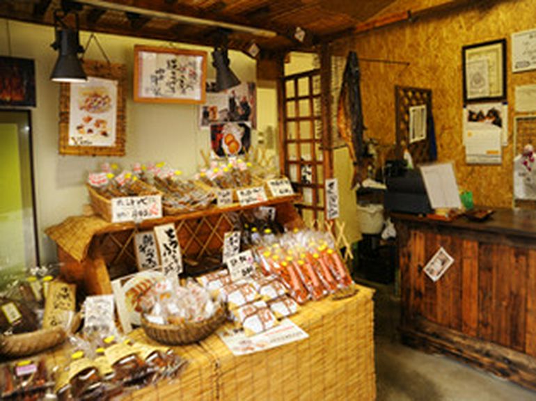 【南保留太郎商店】　厳選の燻製グルメを、同店でも使用