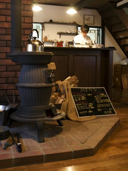 古民家の木造に合わせた内装は、店主手作りの物も