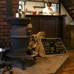 古民家の木造に合わせた内装は、店主手作りの物も