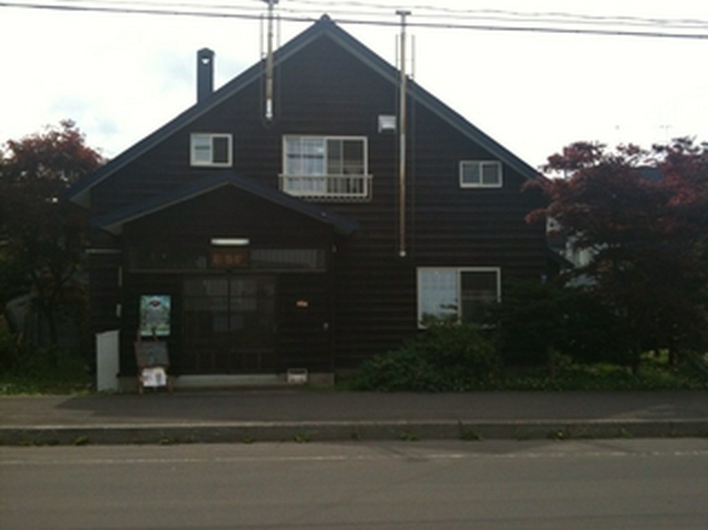 海沿いに建つ、築70年ほどの改装した古民家の一軒家