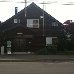 海沿いに建つ、築70年ほどの改装した古民家の一軒家