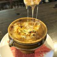 じっくり炒めた玉ねぎを燻製の素材からとったスープとたっぷりのチーズで焼き上げました。