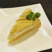 燻製ジャガイモを使用したモンブランタルト♪
仕上げにバーナーで炙り、香ばしく仕上げました＾＾