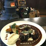 柔らかくこってり味！
燻製した牛肉を赤ワインでじっくり煮込みました！
