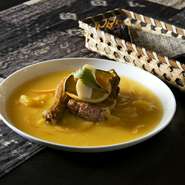 燻製した鶏肉をオレンジをたっぷり使いじっくりと煮込みました。
さっぱりとした風味が楽しめる一品です！