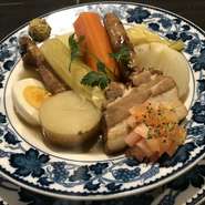 燻製野菜（ニンジン・ジャガイモ）や燻製タマゴ、スモークチキン、ベーコンなどを煮込みました！