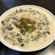 スモークサーモンを茸たっぷりのクリームソースで仕上げました！