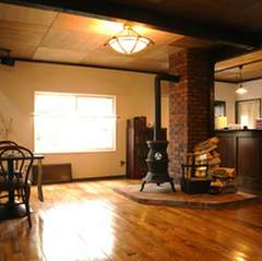 昔ながらのダルマストーブが素敵な雰囲気を演出