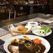 スモークビーフの赤ワイン煮や、スモークチキンとベーコンのカスレ、スモークポトフなどの全7種類を用意。