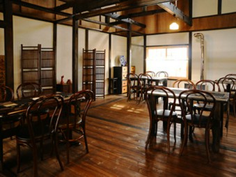 昭和初期に建てられた古民家に、スモークの香りが漂う空間