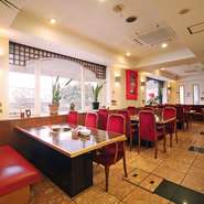 店内は開放的な雰囲気で、家族連れのお客も多いとか。テーブル席はもちろんのこと、6名まで座れる個室のほか、座敷やカウンターもあるので、老若男女、さまざまに利用できそうです。