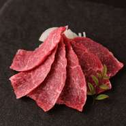 厳選、黒毛和牛使用。