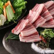 韓国式焼肉！豚バラ、にんにく、青唐辛子、エゴマの葉醤油漬け、ねぎキムチをサンチュに巻いて