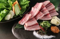 韓国式焼肉！豚バラ、にんにく、青唐辛子、エゴマの葉醤油漬け、ねぎキムチをサンチュに巻いて