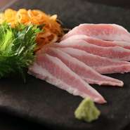 豚トロとネギを大葉に包んでわさび醤油でどうぞ。これが本当に良く合います。
