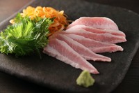 豚トロとネギを大葉に包んでわさび醤油でどうぞ。これが本当に良く合います。