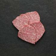 肩ロースの極上。ロースの中で一番美しいサシの入った少量部位。