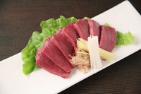 新鮮な牛の心臓を、炙ってニンニク醤油で…（疲労回復に最適）
