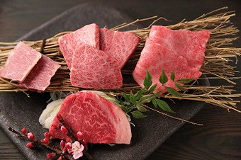 一頭買いした和牛を食べ比べで楽しめる『極上肉盛合せ』