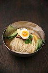 出汁は名古屋コーチン、サッパリしてるがコクがあります。通年商品です。