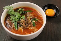 当店一番人気！テール出汁の辛いスープ。温かい麺。