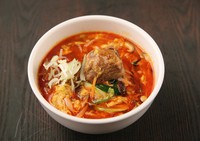 牛のあばら肉でお出汁をとりました。温かい麺。