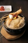 雛鶏の中に高麗人参、なつめ、ニンニク、もち米を入れてコトコトと煮込んだ薬膳食。滋養強壮・疲労回復。