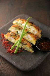 外はカリカリ、中はモチモチの『海鮮パジョン（チヂミ）』