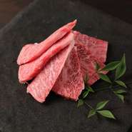 産地をあえて指定せず、全国各地の最上級A5ランクのみを厳選。当店の一番人気です。