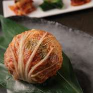 エビ、タコ、ホタテなどの海の幸に、ギンナン、クリ、ナツメなどの山の幸。全16種を包み込んだ特製キムチ。