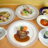 お祝い事にはサプライズ用のケーキがあれば雰囲気も盛り上がります。
松原亭フルコースAにお土産にもなるホールケーキがついたコースです。
ケーキの種類もシェフとの予約の際におきめください。