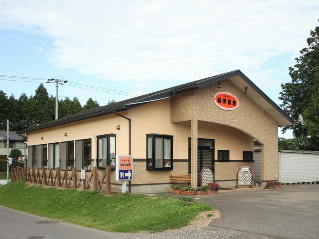 お店外観、オレンジの建物が目印。移店して15年になります。